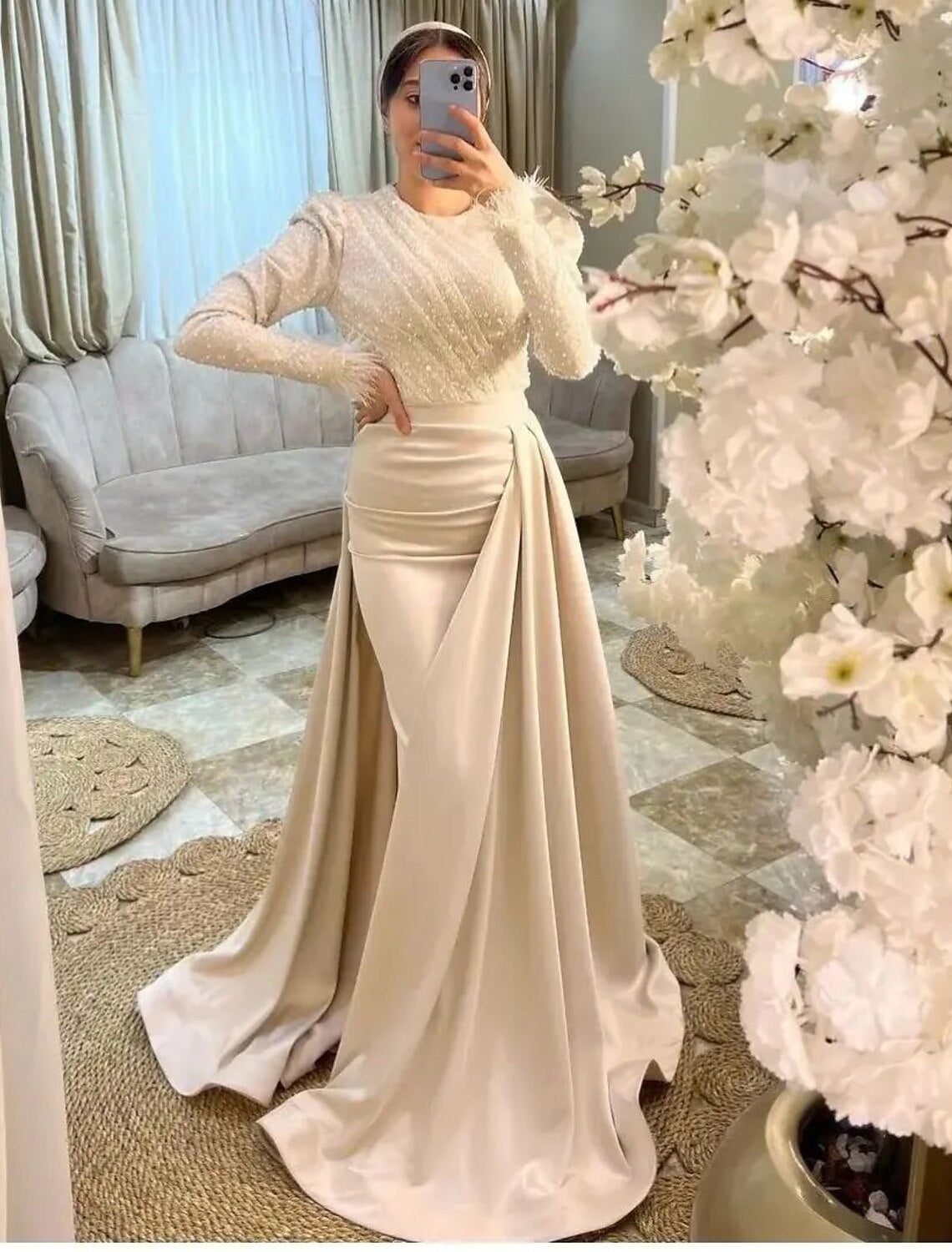 Meerjungfrau/Trompete Abendkleid Elegantes Kleid Formelle schwarze Krawatte Bodenlang Langarm Rundhalsausschnitt Herbst Hochzeitsgast Satin mit Feder gerüschtem Überrock